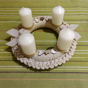 Adventi koszorú - horgolt alapon, Karácsony, Adventi díszek, Adventi koszorú, Horgolás, A koszorút zsinórfonallal körbehorgolt poliészter karikára készítettem. 

Anyaga: aranyszálas homok..., MESKA