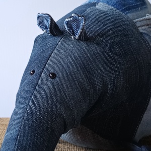 Az Egyik Tapír (mert van egy másik is), Újrahasznosított Farmertapír, Nadrágokból készített kövér növényevő - játék & sport - plüssállat & játékfigura - más figura - Meska.hu Az Egyik Tapír (mert van egy másik is), Újrahasznosított Farmertapír, Nadrágokból készített kövér növényevő - játék & sport - plüssállat & játékfigura - más figura - Meska.hu