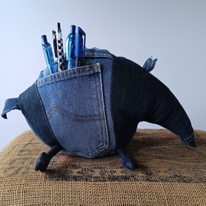 Az Egyik Tapír (mert van egy másik is), Újrahasznosított Farmertapír, Nadrágokból készített kövér növényevő - játék & sport - plüssállat & játékfigura - más figura - Meska.hu Az Egyik Tapír (mert van egy másik is), Újrahasznosított Farmertapír, Nadrágokból készített kövér növényevő - játék & sport - plüssállat & játékfigura - más figura - Meska.hu