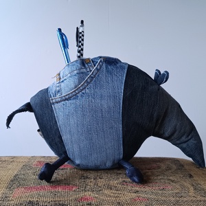 A Másik Tapír (mert még egy van), Újrahasznosított Farmertapír, Nadrágokból készített kövér növényevő - játék & sport - plüssállat & játékfigura - más figura - Meska.hu A Másik Tapír (mert még egy van), Újrahasznosított Farmertapír, Nadrágokból készített kövér növényevő - játék & sport - plüssállat & játékfigura - más figura - Meska.hu