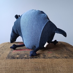 A Másik Tapír (mert még egy van), Újrahasznosított Farmertapír, Nadrágokból készített kövér növényevő - játék & sport - plüssállat & játékfigura - más figura - Meska.hu A Másik Tapír (mert még egy van), Újrahasznosított Farmertapír, Nadrágokból készített kövér növényevő - játék & sport - plüssállat & játékfigura - más figura - Meska.hu