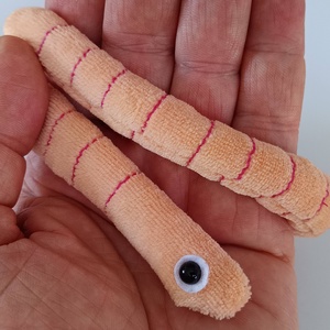 Életnagyságú Giliszta Babzsák, 35 centis Gusztustalan Gyűrűsféreg, Rendkívül Hasznos Talajlakó Kukac - játék & sport - plüssállat & játékfigura - más figura - Meska.hu