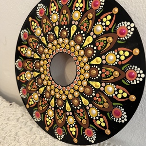 Aranyos pontfestett mandala bakelit lemezen  - Meska.hu