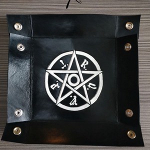 M.A.G.U.S. szimbólumos kockadobó tálca - játék & sport - táblajáték és kártyajáték - társasjátékok - dobókocka - Meska.hu