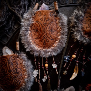 Erdőszellem talizmán tarisznyák, Ékszer, Nyaklánc, Hosszú nyaklánc, Bőrművesség, Varrás, MESKA