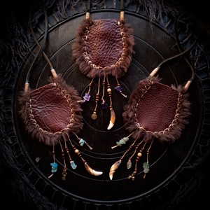 Lélekőrző vándortarisznyák ásvánnyal, nyakbaakasztható, Ékszer, Nyaklánc, Hosszú nyaklánc, Bőrművesség, Mindenmás, MESKA