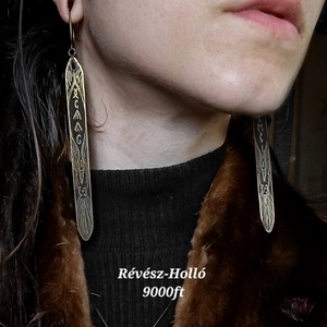 Révész Holló sárgaréz talizmán fülbevaló rovásírással, Ékszer, Fülbevaló, Lógó fülbevaló, , MESKA