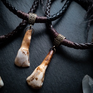 Nomád talizmán nyakék tehénfoggal - ékszer - nyaklánc - medálos nyaklánc - Meska.hu