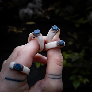 Jégvilág gyűrű, avagy Nyers Zafír és csont találkozása � - Meska.hu