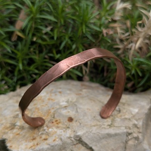 Kalapált, egyenetlen réz karkötő � 6 mm � kézzel készített - Meska.hu
