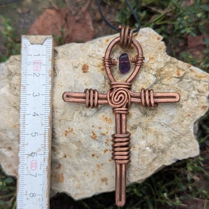 Ankh kereszt tiszta rézből és lila fluoritból � Kézzel készített medál � Egyiptomi életszimbólum - Vörösréz - ékszer - nyaklánc - medál - Meska.hu