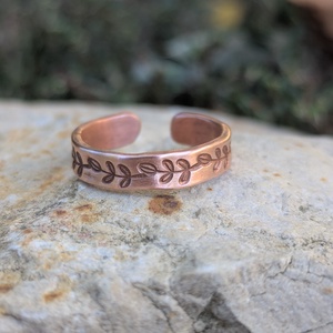 Kézműves vörösréz gyűrű - Indás leveles - 4 mm - Személyre szabható névvel - tökéletes ajándék, Ékszer, Gyűrű, Vékony gyűrű, Ékszerkészítés, Fémmegmunkálás, MESKA