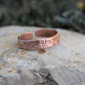 Kézműves vörösréz gyűrű - Virágmintás - 4 mm - Személyre szabható névvel - tökéletes ajándék, Ékszer, Gyűrű, Vékony gyűrű, Ékszerkészítés, Fémmegmunkálás, MESKA