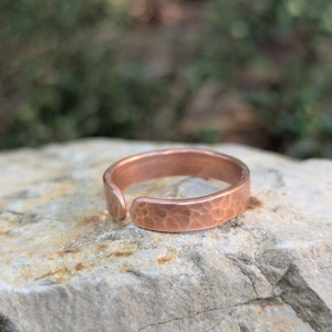 Kézműves vörösréz gyűrű - Kalapált - 4 mm - Személyre szabható névvel - tökéletes ajándék - ékszer - gyűrű - vékony gyűrű - Meska.hu