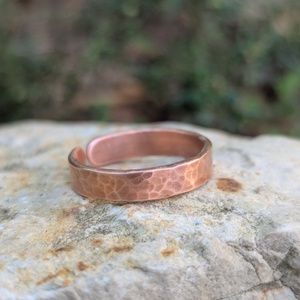Kézműves vörösréz gyűrű - Kalapált - 4 mm - Személyre szabható névvel - tökéletes ajándék - ékszer - gyűrű - vékony gyűrű - Meska.hu