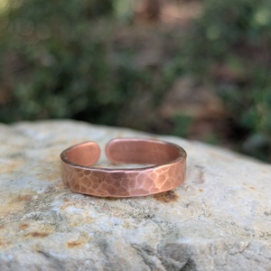 Kézműves vörösréz gyűrű - Kalapált - 4 mm - Személyre szabható névvel - tökéletes ajándék, Ékszer, Gyűrű, Vékony gyűrű, Ékszerkészítés, Fémmegmunkálás, Kézműves vörösréz gyűrű – 100% tiszta, kezeletlen és újrahasznosított vörösrézből

Keskeny, kézzel ..., MESKA