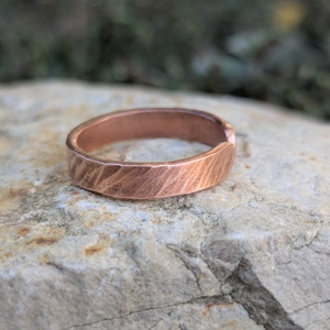 Réz gyűrű � kalapált vonalmintás, 4 mm, újrahasznosított vörösrézből, kézzel készített, névvel személyre szabható - ékszer - gyűrű - vékony gyűrű - Meska.hu