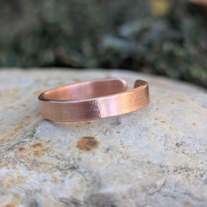 Réz gyűrű � letisztult, sima, 4 mm, újrahasznosított vörösrézből, kézzel készített, névvel személyre szabható - ékszer - gyűrű - vékony gyűrű - Meska.hu