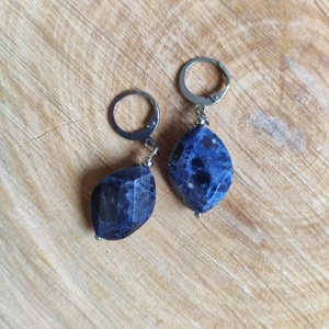 Szodalit fülbevaló nemsesacél akasztóval kék - ékszer - fülbevaló - lógó fülbevaló - Meska.hu