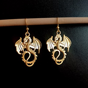 Sárkány arany színű fülbevaló nemesacél akasztóval - ékszer - fülbevaló - lógó fülbevaló - Meska.hu