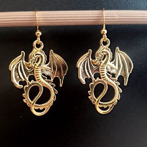 Sárkány arany színű fülbevaló nemesacél akasztóval - ékszer - fülbevaló - lógó fülbevaló - Meska.hu