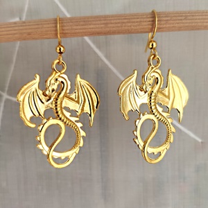 Sárkány arany színű fülbevaló nemesacél akasztóval - ékszer - fülbevaló - lógó fülbevaló - Meska.hu