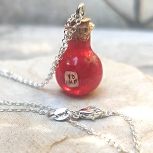 Életerő varázsital medál, piros üvegcse nyaklánc sterling ezüst (925) láncon, dnd ékszer Dungeons and Dragons potion, Ékszer, Nyaklánc, Medálos nyaklánc, Ékszerkészítés, MESKA