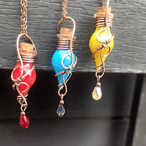 Életerő, mana, piros, kék, sárga varázsital medál, üvegcse nyaklánc, dnd ékszer Dungeons and Dragons potion - ékszer - nyaklánc - medálos nyaklánc - Meska.hu
