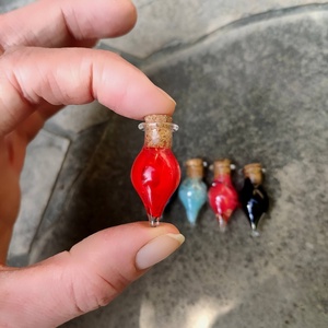 Színes üvegcse, potion, életerő, mana, méreg varázsital bájital dnd Dungeons and Dragons ékszerkészítéshez kellék - kellékek & szerszámok - üveg - Meska.hu