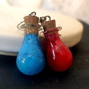 Életerő, mana, piros, kék varázsital bájital potion fülbevaló, üvegcse, dnd ékszer Dungeons and Dragons - ékszer - fülbevaló - lógó fülbevaló - Meska.hu