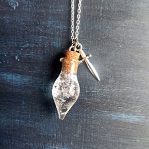 Ezüst csillám varázsital karddal üvegcse nyaklánc sterling ezüst (925) láncon, dnd ékszer Dungeons and Dragons potion - ékszer - nyaklánc - medálos nyaklánc - Meska.hu