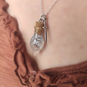 Ezüst csillám varázsital karddal üvegcse nyaklánc sterling ezüst (925) láncon, dnd ékszer Dungeons and Dragons potion - ékszer - nyaklánc - medálos nyaklánc - Meska.hu