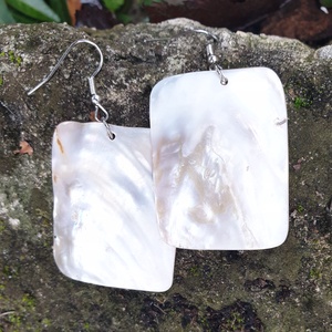 Gyöngyház csillogás Kagylóhély fülbevaló - ékszer - fülbevaló - lógó fülbevaló - Meska.hu