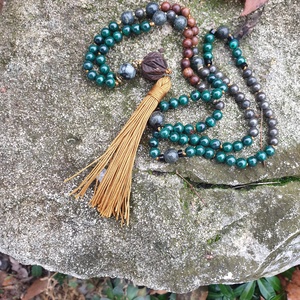 Zöld erő 108 szemes Mala malachit kristályból , Ékszer, Nyaklánc, Bojtos nyaklánc, Csomózás, Ékszerkészítés, MESKA