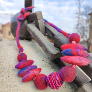 Pink, lila nemez nyakék - ékszer - nyaklánc - bogyós nyaklánc - Meska.hu