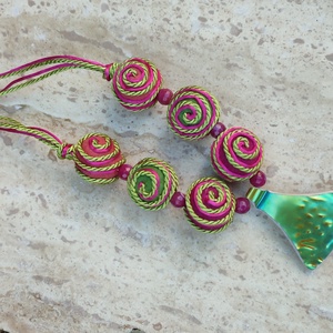 Eozin medál és hímzett nemez nyakék  - ékszer - nyaklánc - bogyós nyaklánc - Meska.hu