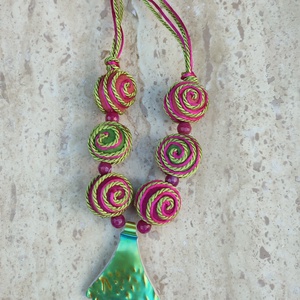 Eozin medál és hímzett nemez nyakék  - ékszer - nyaklánc - bogyós nyaklánc - Meska.hu