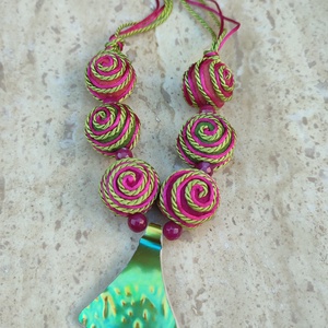 Eozin medál és hímzett nemez nyakék  - ékszer - nyaklánc - bogyós nyaklánc - Meska.hu