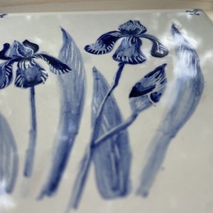 Kézzel festett mázazott portugál csempe virággal/ irisz - otthon & életmód - dekoráció - fali és függő dekoráció - csempe - Meska.hu