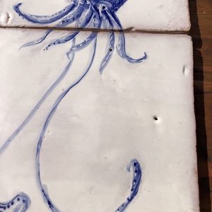 Kézzel festett mázazott portugál csempekép Tintahal, 2 db-os kompozíció - otthon & életmód - dekoráció - fali és függő dekoráció - csempe - Meska.hu