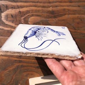 Kézzel festett mázazott portugál csempe garnéla rák mintával - otthon & életmód - dekoráció - fali és függő dekoráció - csempe - Meska.hu