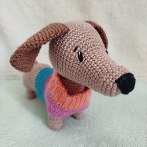 Horgolt tacskó pulcsival, Játék & Sport, Plüssállat & Játékfigura, Kutya, Horgolás, MESKA