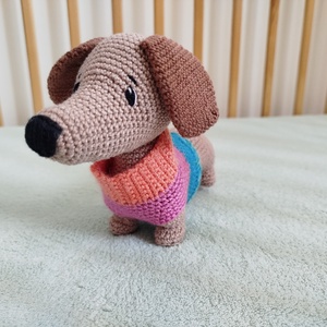 Horgolt tacskó pulcsival - játék & sport - plüssállat & játékfigura - kutya - Meska.hu