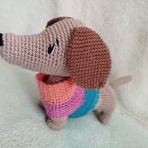 Horgolt tacskó pulcsival - játék & sport - plüssállat & játékfigura - kutya - Meska.hu