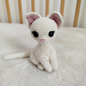 Horgolt fehér cica biztonsági szemmel, Játék & Sport, Plüssállat & Játékfigura, Cica, Horgolás, MESKA