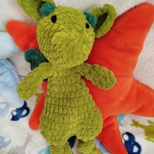 Horgolt sárkány szundipajti  - játék & sport - plüssállat & játékfigura - plüss sárkány - Meska.hu