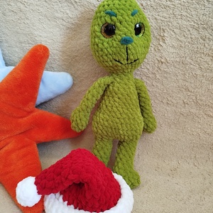 Horgolt grincs mikulás sapkával - játék & sport - plüssállat & játékfigura - más figura - Meska.hu