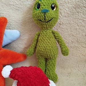 Horgolt grincs mikulás sapkával - játék & sport - plüssállat & játékfigura - más figura - Meska.hu