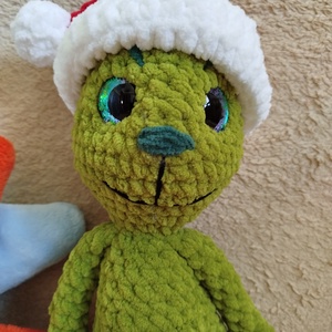 Horgolt grincs mikulás sapkával - játék & sport - plüssállat & játékfigura - más figura - Meska.hu