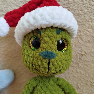 Horgolt grincs mikulás sapkával - játék & sport - plüssállat & játékfigura - más figura - Meska.hu